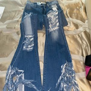 DISTRESSED FLARE JEANS